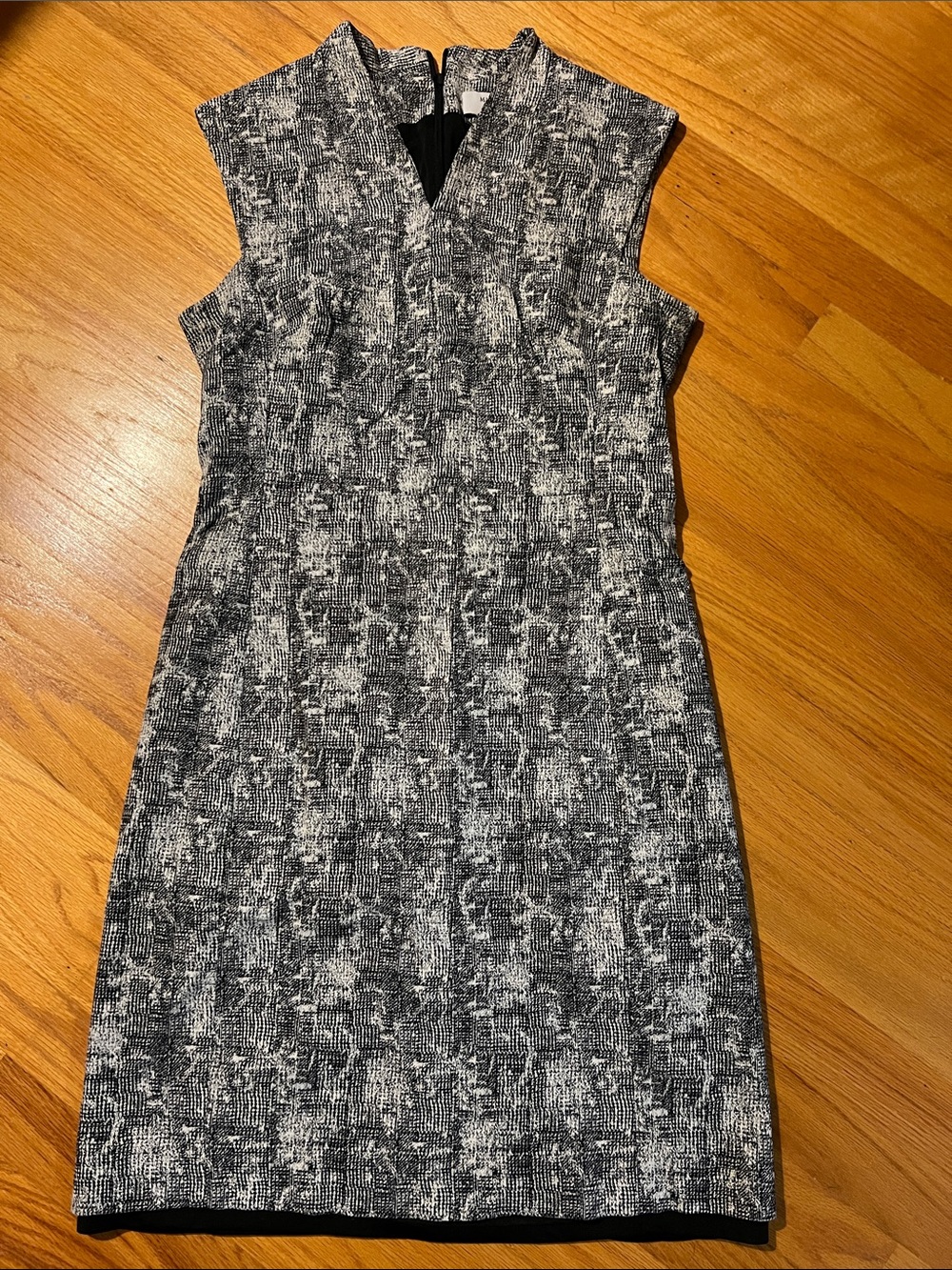 MM La Fleur Sleeveless Black and White Textured V-Neck Shift Dress